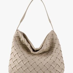 Elegant Tan Hobo Bag with Spacious Design